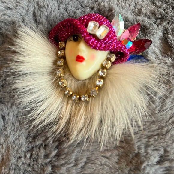 Vintage art deco porcelain and mink woman in pink hat brooch pin - Picture 3 of 13